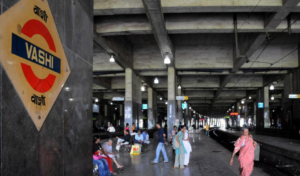 Mumbai local train arriving at Vashi station on the Harbour Line