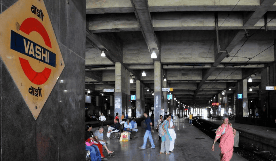 Mumbai local train arriving at Vashi station on the Harbour Line