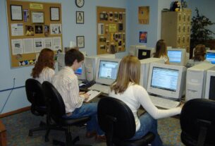 Illustrative computer training image. Not a photograph of a provider listed in this guide.