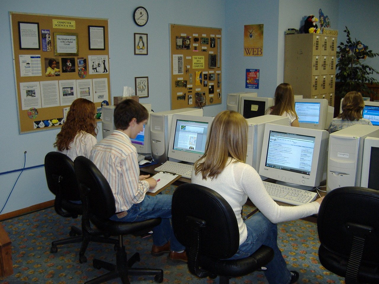 Illustrative computer training image. Not a photograph of a provider listed in this guide.