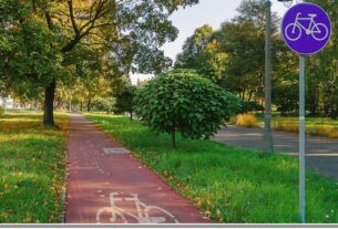 Marked cycling path through a park, with a bicycle route sign; illustrative image, not a specific Navi Mumbai location