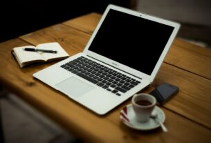 Illustrative remote-work setup. Not a photograph of a specific Navi Mumbai property or coworking centre.