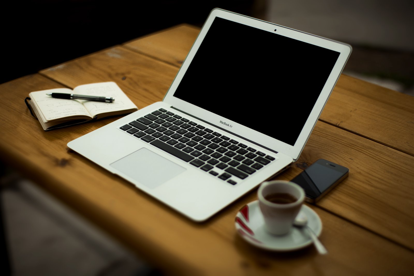 Illustrative remote-work setup. Not a photograph of a specific Navi Mumbai property or coworking centre.