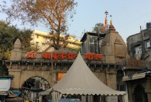 The entry gate of Babulnath Temple in Mumbai