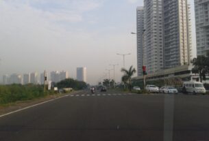 Residential towers beside Palm Beach Road at Belapur