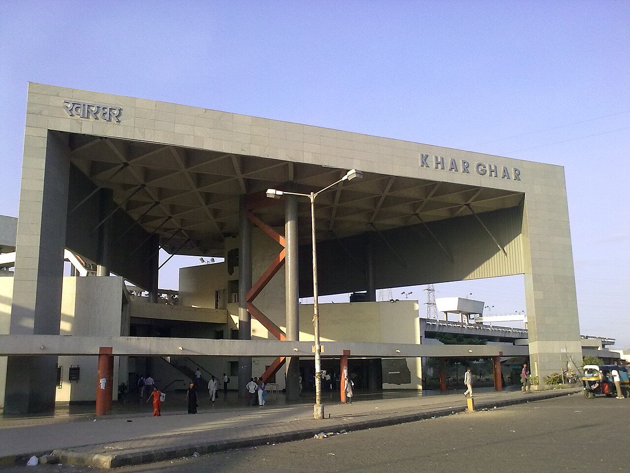 Entrance gate of Kharghar railway station with the station name in Marathi and English