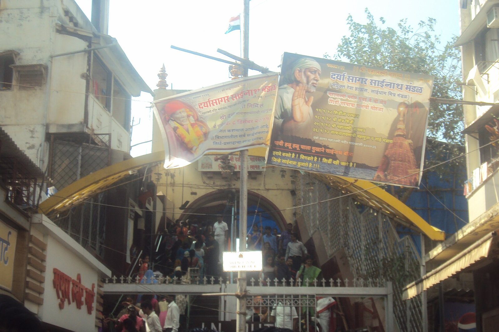 The main entrance of Mahalaxmi Temple in Mumbai