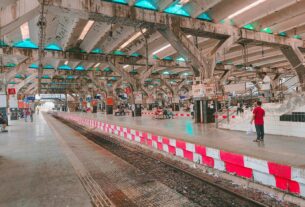 Platform and canopy at Nerul railway station with passengers waiting