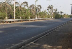 Palm Beach Road at Sanpada lined with palm trees