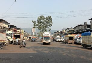 Trucks and traders in a lane of the fruit market at APMC, Turbhe